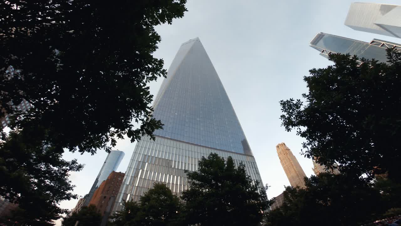 在美国旅行:从街上看纽约城的摩天大楼视频素材