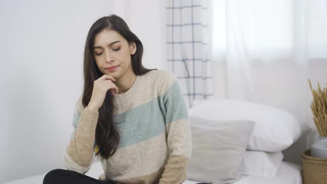 年轻漂亮的女人用手机说话，情绪严肃。视频素材