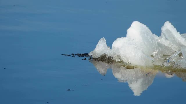 浮帆在水中倒映。视频素材