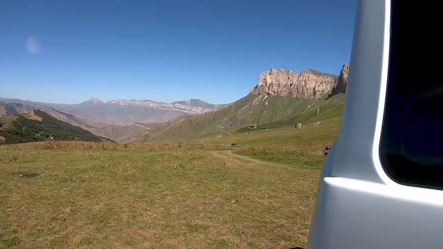 美丽的山景与越野驾驶，两辆吉普车越野视频下载