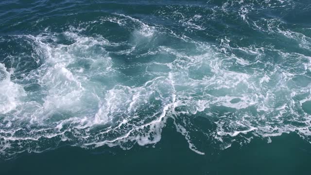 海，眩目在水面上，海浪在海洋视频素材