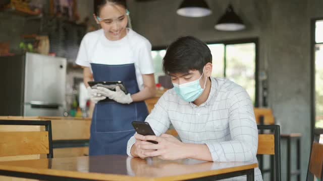 戴口罩的咖啡馆服务员视频素材