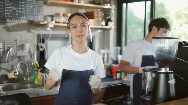 快乐的老板戴着面具在咖啡馆重新开业视频素材