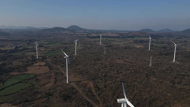 韩国济州岛城山县苏珊镇的风力发电机视频素材