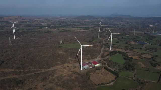 韩国济州岛城山县苏珊镇的风力发电机视频素材