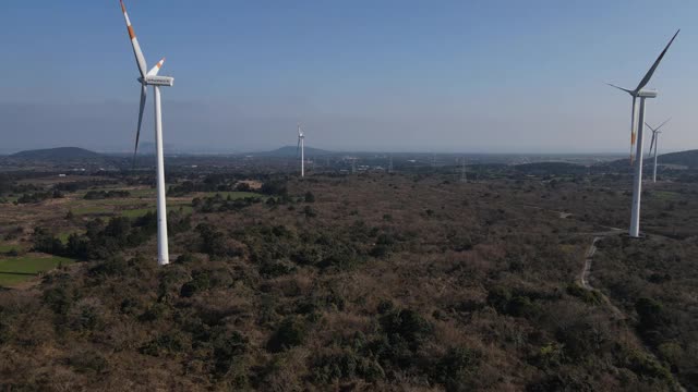 韩国济州岛城山县苏珊镇的风力发电机视频素材