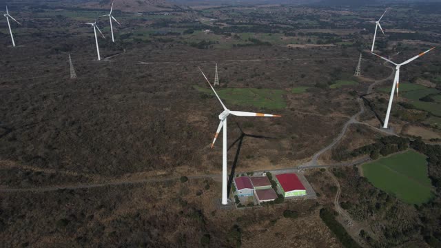 韩国济州岛城山县苏珊镇的风力发电机视频素材