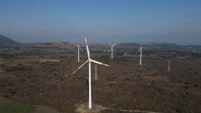 韩国济州岛城山县苏珊镇的风力发电机视频素材