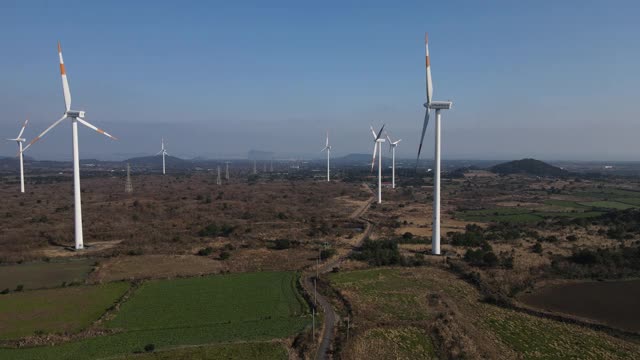 韩国济州岛城山县苏珊镇的风力发电机视频素材