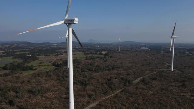 韩国济州岛城山县苏珊镇的风力发电机视频素材