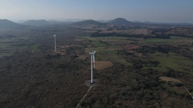 韩国济州岛城山县苏珊镇的风力发电机视频素材