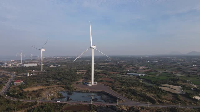 韩国济州岛济州岛古日瓦县的风力发电机视频素材