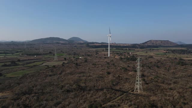 韩国济州岛城山县苏珊镇的风力发电机视频素材