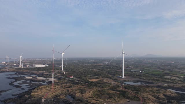 韩国济州岛济州岛古日瓦县的风力发电机视频素材