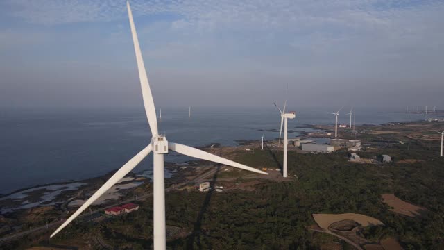 韩国济州岛济州岛古日瓦县的风力发电机视频素材