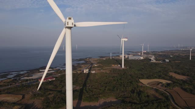 韩国济州岛济州岛古日瓦县的风力发电机视频素材