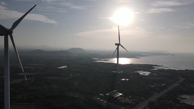 韩国济州岛济州岛古日瓦县的风力发电机视频素材