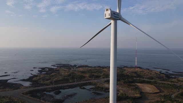 韩国济州岛济州岛古日瓦县的风力发电机视频素材