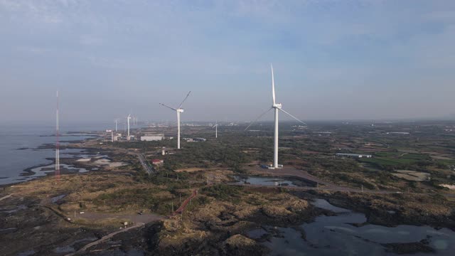 韩国济州岛济州岛古日瓦县的风力发电机视频素材