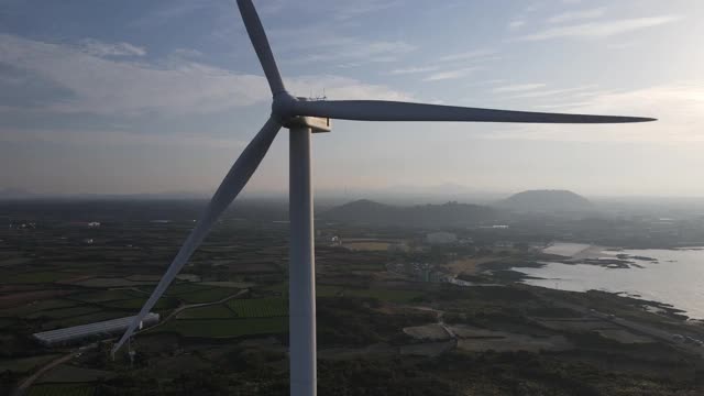 韩国济州岛济州岛古日瓦县的风力发电机视频素材