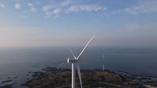 韩国济州岛济州岛古日瓦县的风力发电机视频素材