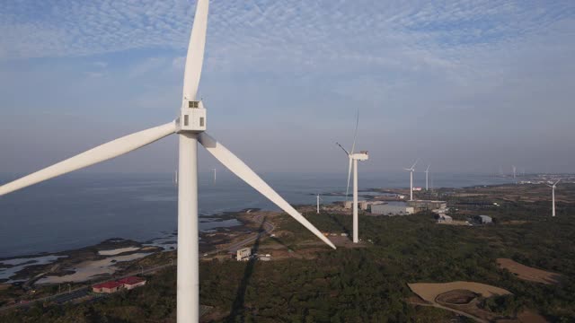 韩国济州岛济州岛古日瓦县的风力发电机视频素材