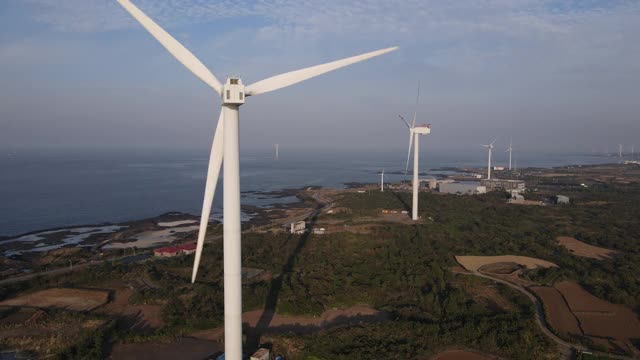 韩国济州岛济州岛古日瓦县的风力发电机视频素材