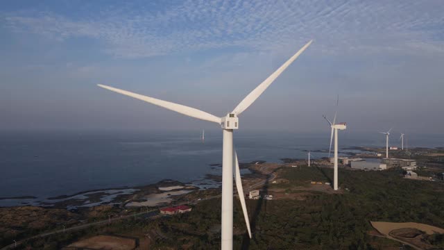 韩国济州岛济州岛古日瓦县的风力发电机视频素材