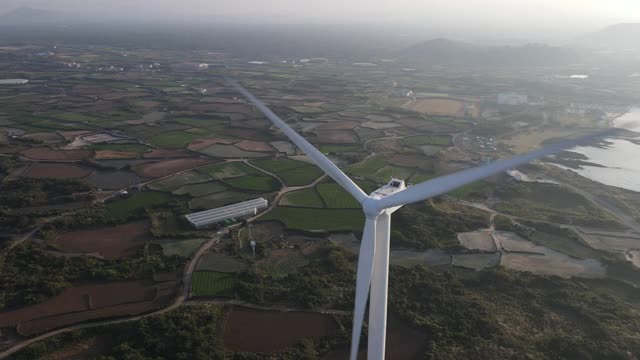 韩国济州岛济州岛古日瓦县的风力发电机视频素材