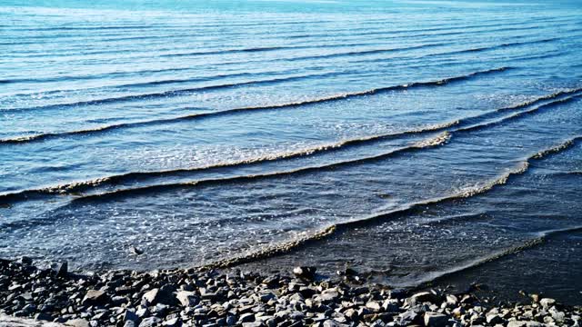 令人惊叹的天堂海滩与海浪在日落。视频素材