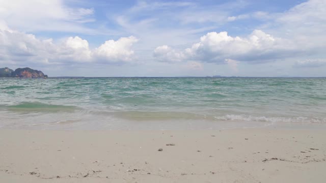 热带海滩上的海浪在白色的沙滩上，海浪撞击沙滩视频素材