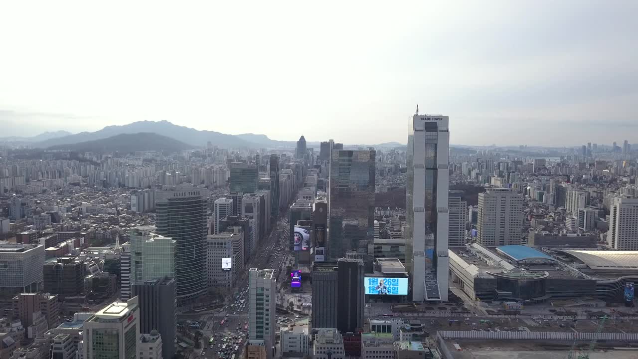 在韩国首尔三城区/江南区，Teheranno路和韩国世贸中心周围的摩天大楼视频素材