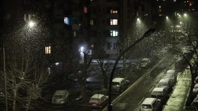 美丽的冬季景观与飘落的雪。城市的冬夜视频素材