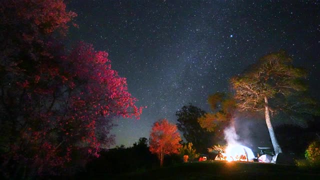 银河和星星与银河在天空中粉红色的花区，晚上与帐篷露营在山上视频素材