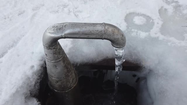 芬兰拉彭兰塔的室外水龙头流出的地下水视频素材