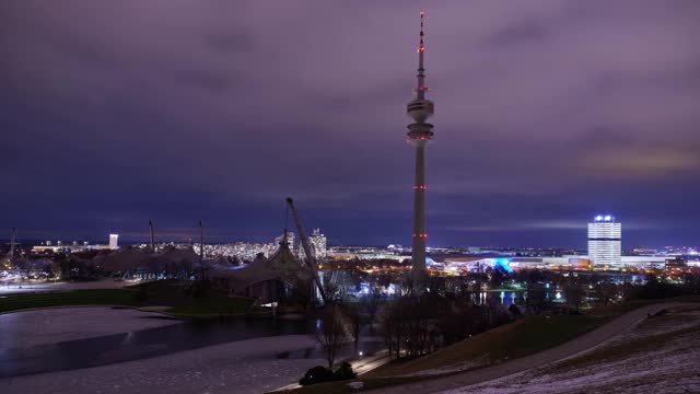 慕尼黑奥林匹克公园夜间的时间流逝。慕尼黑夜景的时间流逝。视频素材