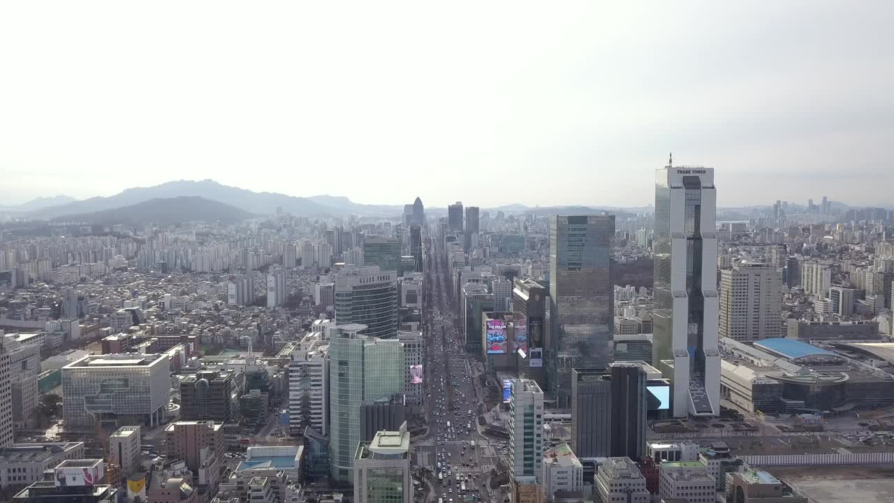 在韩国首尔三城区/江南区，Teheranno路和韩国世贸中心周围的摩天大楼视频素材