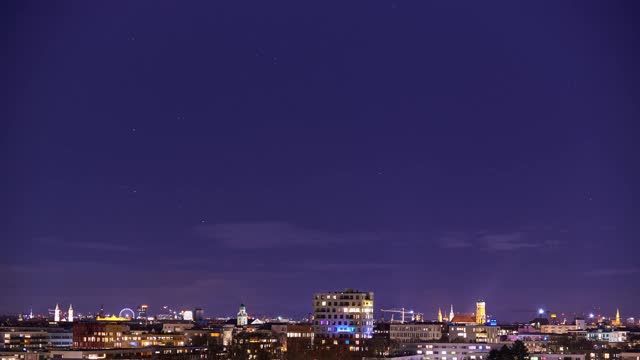 慕尼黑夜景的时间流逝。慕尼黑夜空下的星空。视频素材