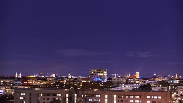 慕尼黑夜景的时间流逝。慕尼黑夜空下的星空。视频素材