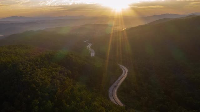 在日出中蜿蜒的道路山谷的超陷视频下载