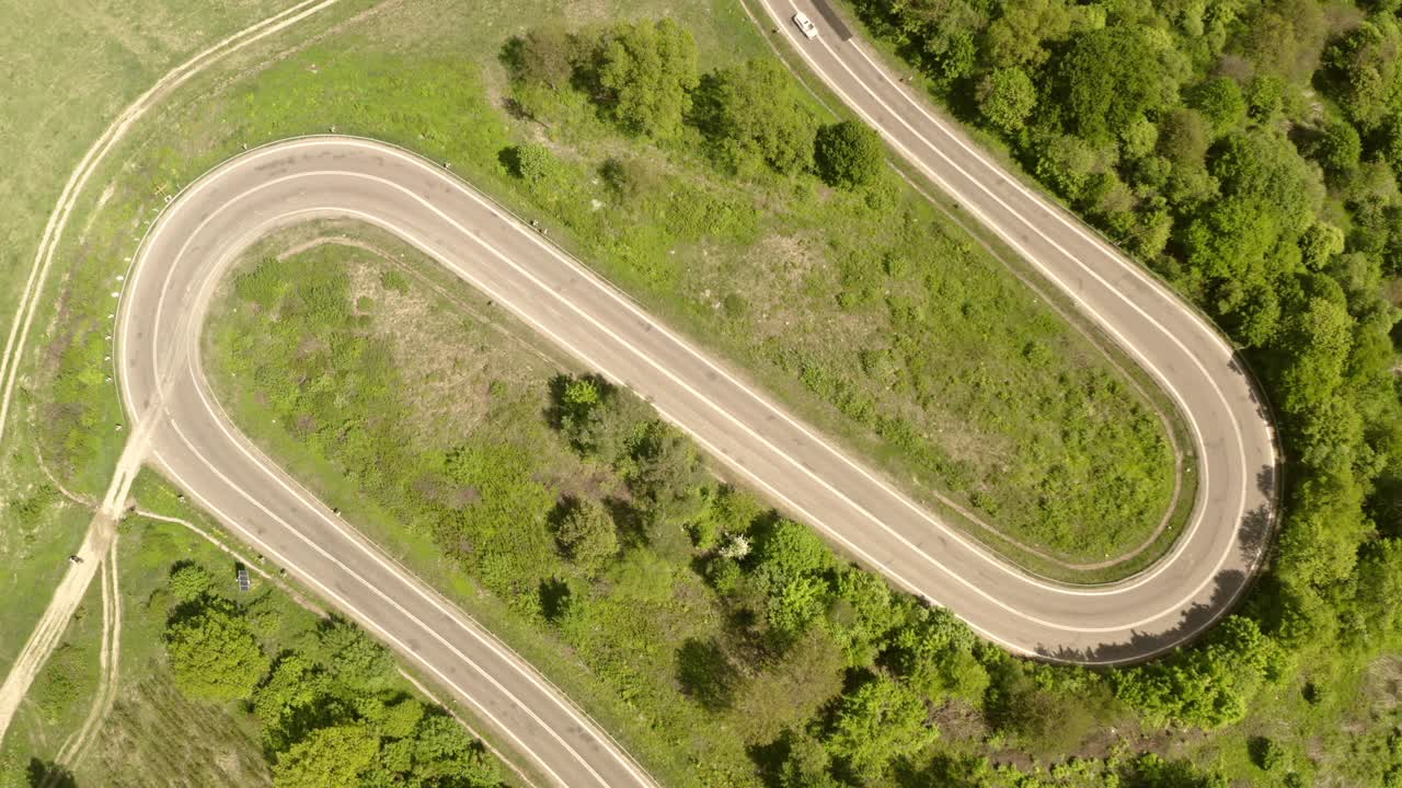 森林里蜿蜒的道路。从无人机的角度看汽车旅行视频素材