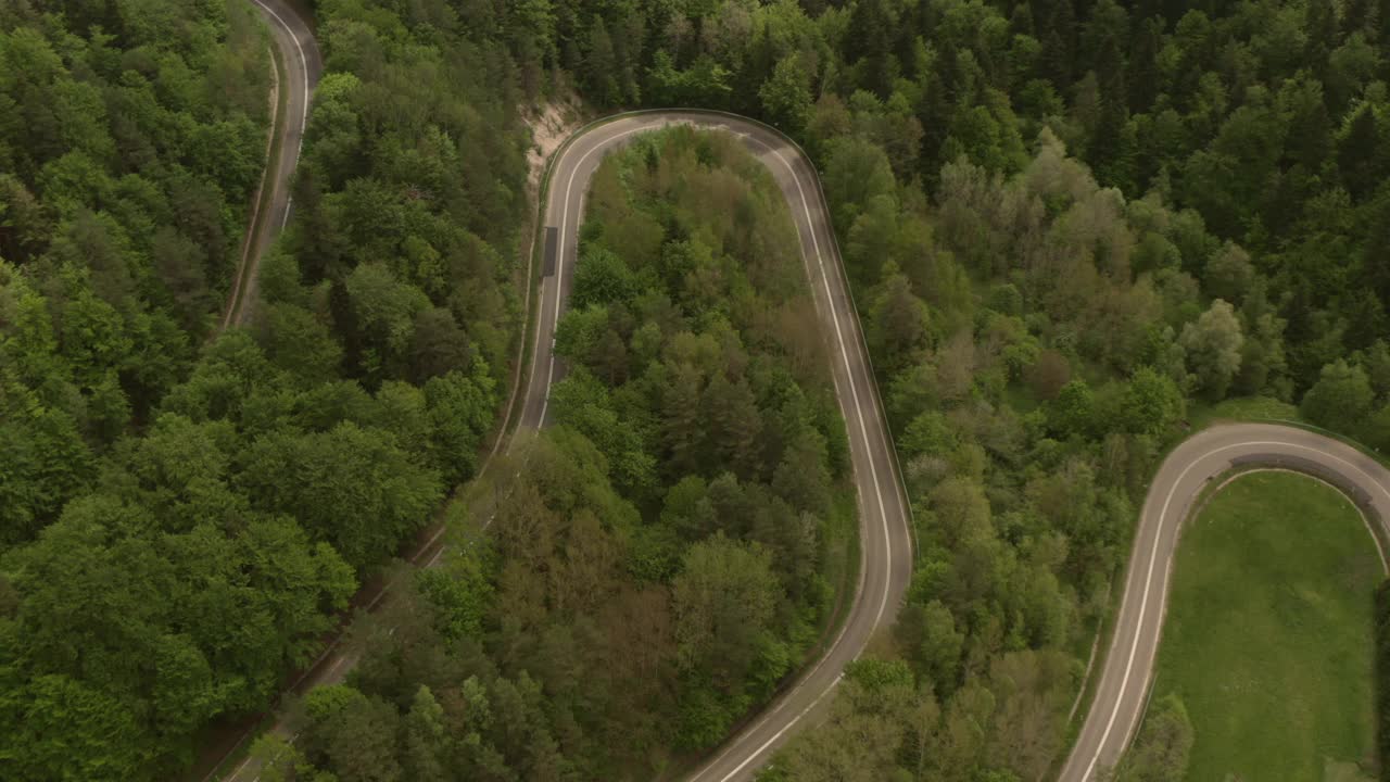 森林里蜿蜒的道路。从无人机的角度看汽车旅行视频素材