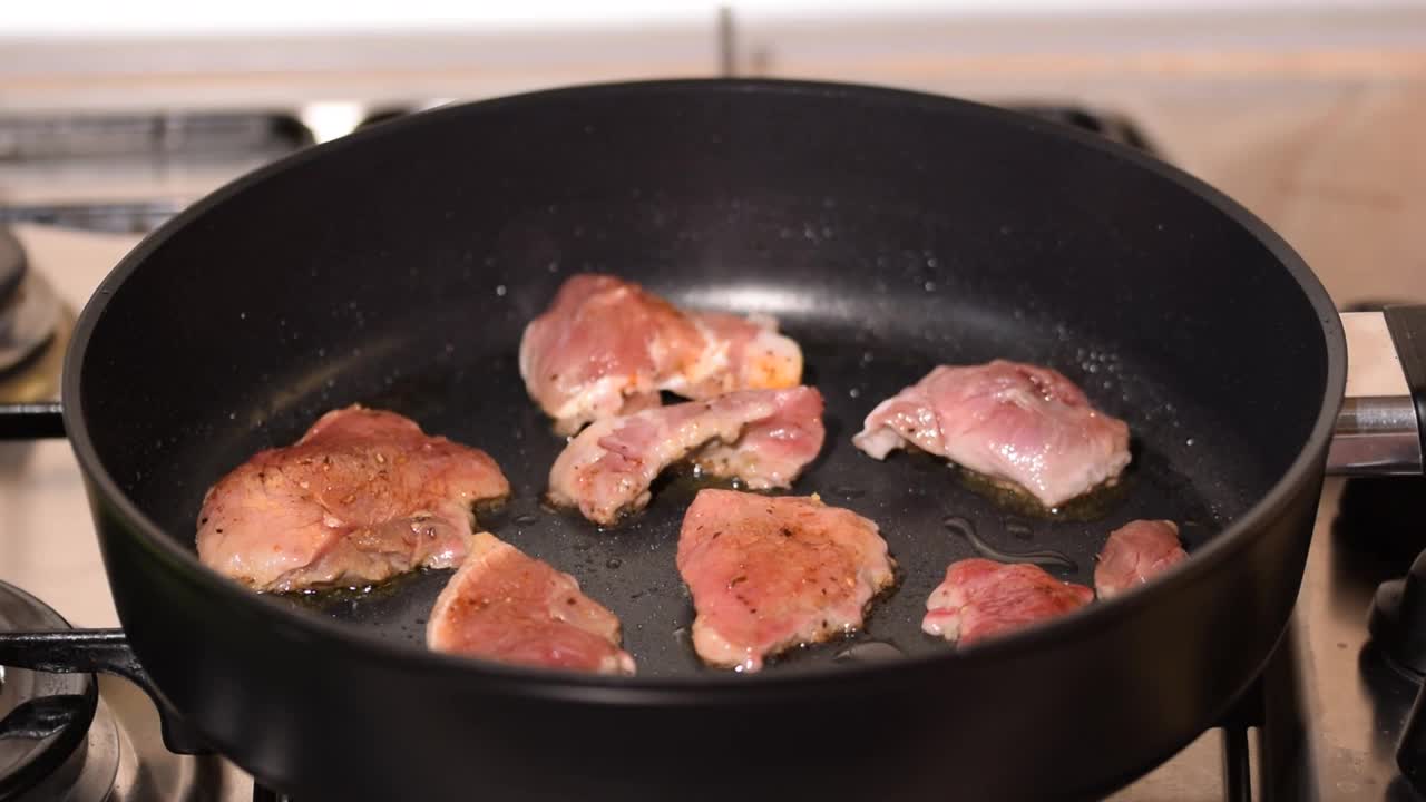 用平底锅炒肉片视频素材