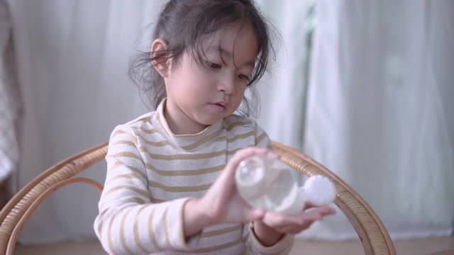 小女孩在日常生活中使用洗手液。视频素材