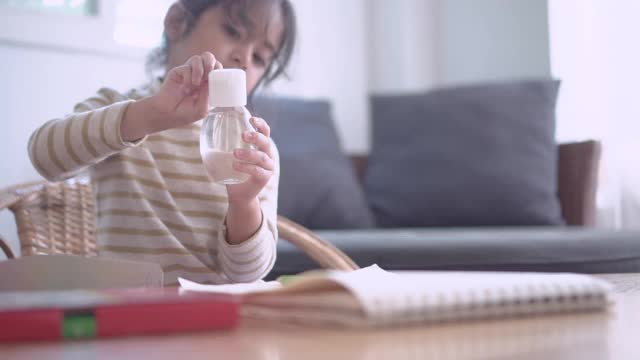 小女孩在日常生活中使用洗手液。视频素材