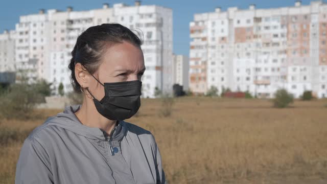 戴着面具的生病女人在户外。视频素材