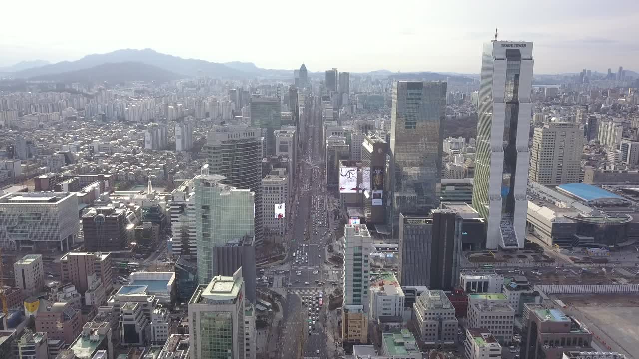 在韩国首尔三城区/江南区，Teheranno路和韩国世贸中心周围的摩天大楼视频素材