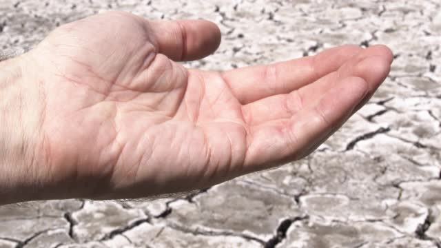 水涌向龟裂的土地，低降雨量，水危机和干旱视频素材