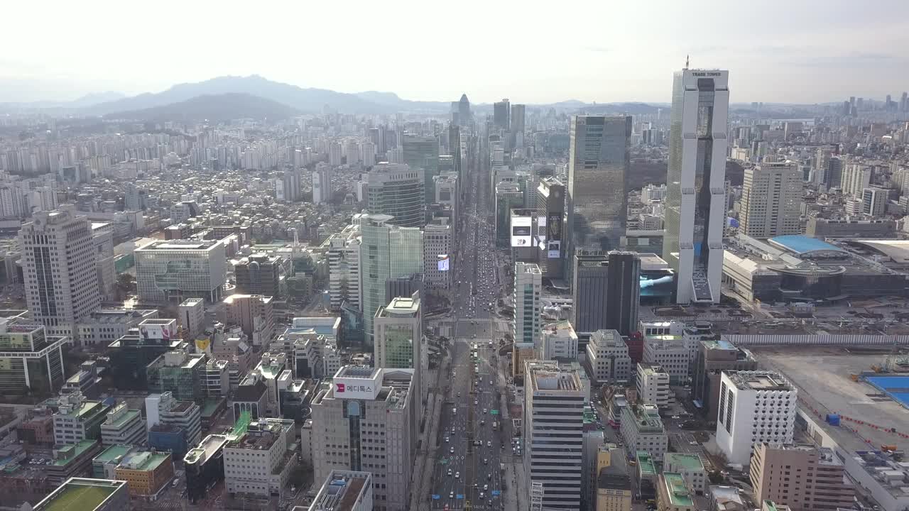 在韩国首尔三城区/江南区，Teheranno路和韩国世贸中心周围的摩天大楼视频素材