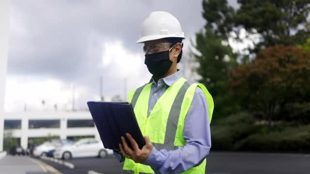 成熟的菲律宾男性建筑检查员戴着面具视频素材